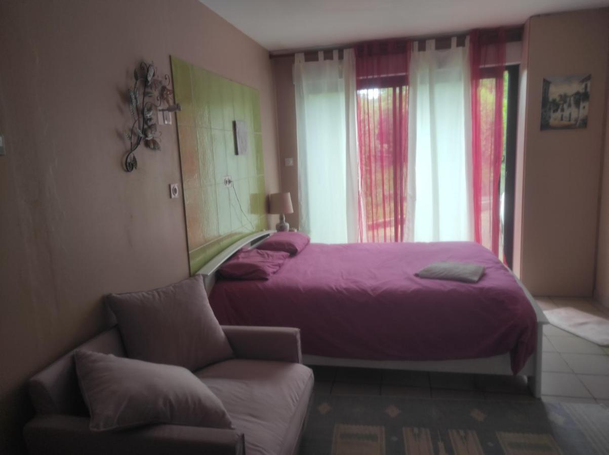 Chambre Spatieuse Avec Grand Lit. Aspet Εξωτερικό φωτογραφία