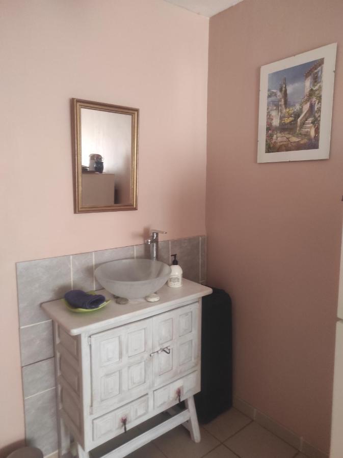 Chambre Spatieuse Avec Grand Lit. Aspet Εξωτερικό φωτογραφία
